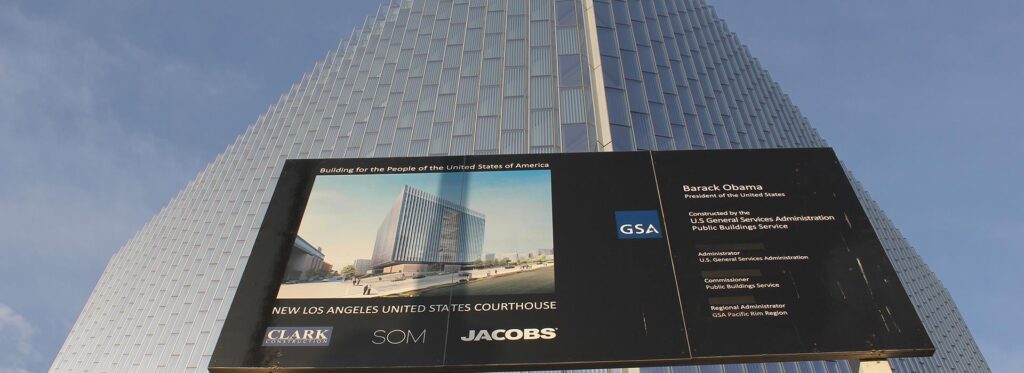 Panneau d'information sur le projet de construction devant le nouveau palais de justice de Los Angeles.