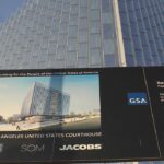 Panneau d'information sur le projet de construction devant le nouveau palais de justice de Los Angeles.