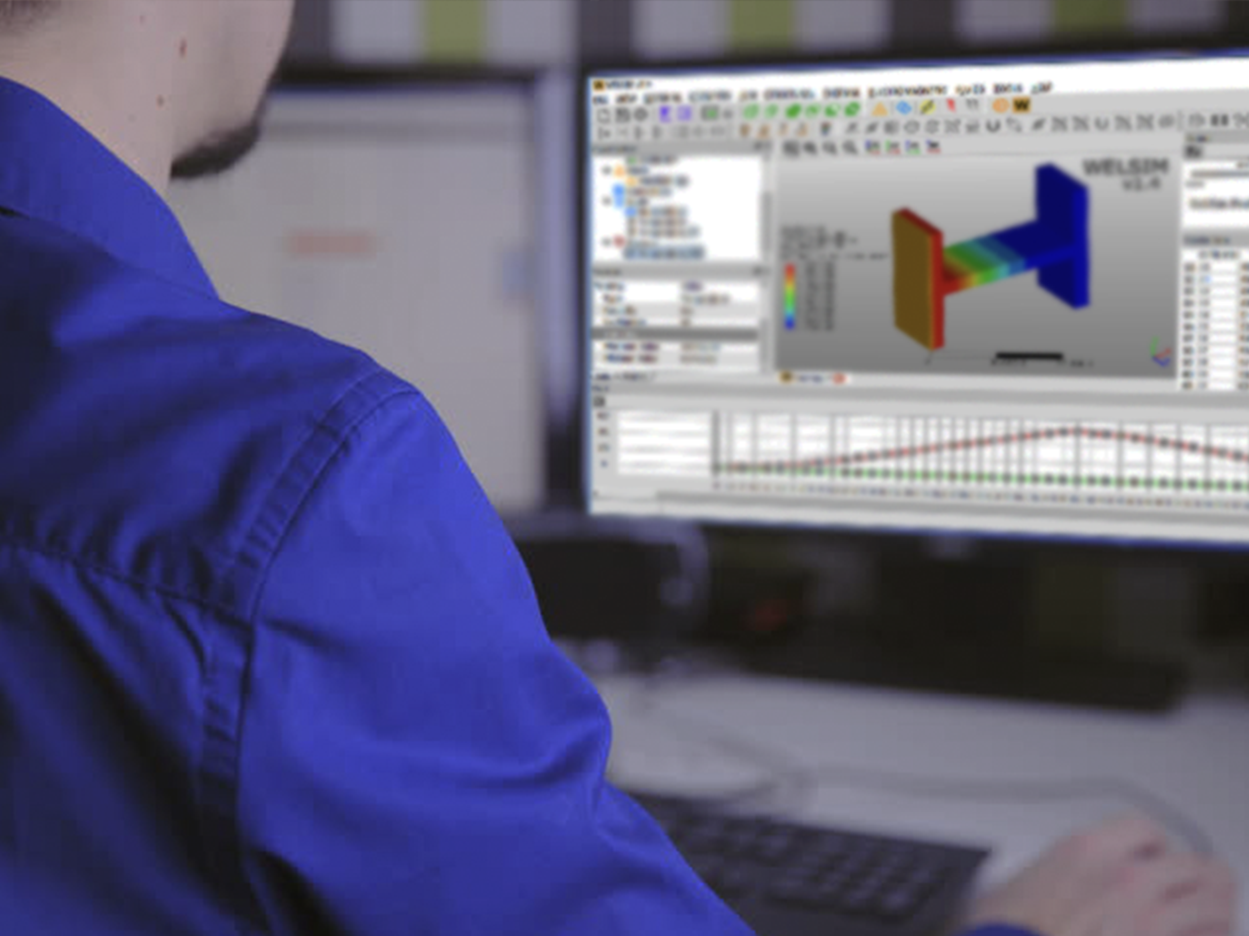 Ingénieur visualisant les conceptions de fabrication sur un écran d’ordinateur.