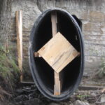 Une coupe transversale d'un tube Weholite ovale vertical installé à l'intérieur d'une paroi rocheuse.