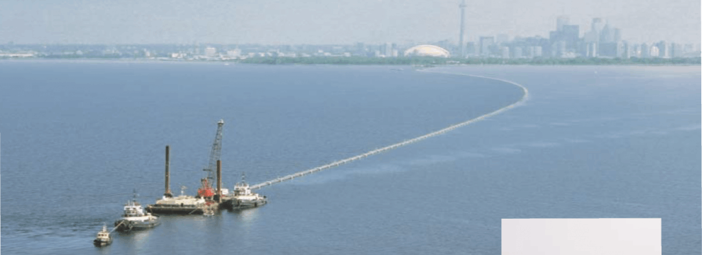 Bateaux posant Sclaripipe à la surface du lac Ontario reliant Toronto en arrière-plan.
